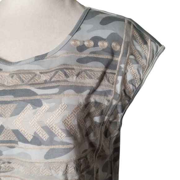 Savanna Jane Allison Embroidered Camo Tshirt Top Gray Taupe Size Small - Picture 4 of 9